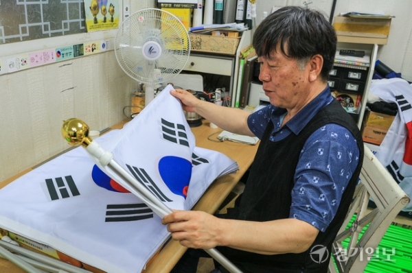 지난 4일 남양주시 일패동에 위치한 태극기 생산업체 '완창국기사'에서 양동열 대표가 태극기 포장 작업을 하고 있다. 이은진기자