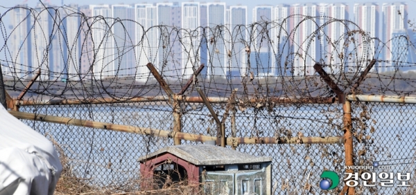 경기지역 국회의원들이 앞장서 평화경제특구법의 국회 문턱을 넘겼는데, 정작 경기도의 안일한 대응으로 1호 특구 지정은 강원도로 넘어갈 판이다. 자체 계획과 조례 제정, 정부와 협의 등 구체적 로드맵을 제시하고 나선 강원도와 달리 경기도는 정부의 계획 수립만 기다리며 사실상 손을 놓고 있기 때문이다. /경인일보DB