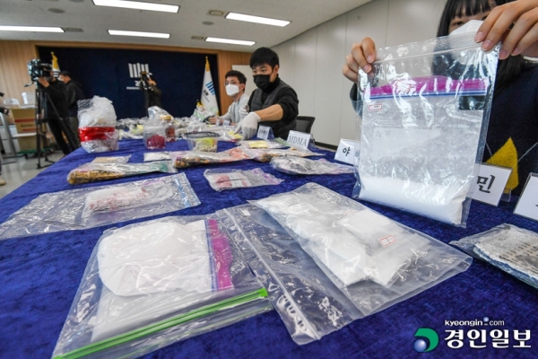 수원지방검찰청 브리핑룸에서 관계자들이 마약류 사범 집중수사 결과와 관련한 증거품을 정리하고 있는 모습. /경인일보DB