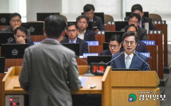 14일 오전 경기도의회 본회의장에서 제369회 정례회 제2차 본회의 도정질의가 진행되고 있다. 김동연 경기도지사 취임 1주년을 앞둔 이날 진행된 도정질의에서는 경기도 예술인 기회소득 지급 정책을 놓고 도의회 야당 의원들과 김 지사 사이에 고성이 오가는 등 서로 충돌하는 양상을 보였다. 2023.6.14 /이지훈기자