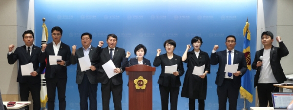 고양·부천에 지역구를 둔 경기도의회 더불어민주당 의원들은 29일 오전 도의회 브리핑룸에서 "윤석열 정부가 ‘대곡~소사선’ 개통식을 정치행사로 축소·왜곡했다"며 기자회견을 열었다. 사진=경기도의회더불어민주당