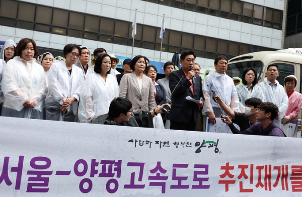 ▲ 전진선 양평군수 9일 오전 서울 여의도 더불어민주당 중앙당사 앞에서 ‘강하 IC 포함된 서울-양평 고속도로 추진 재개를 위한 기자회견’을 열고 양평군의 입장을 밝히고 있다. (사진=연합뉴스)