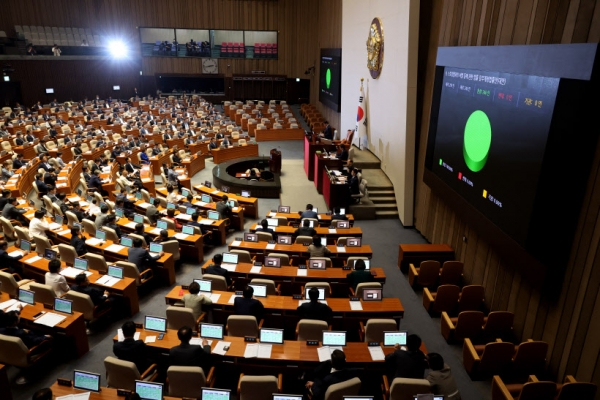 지난달 21일 오후 국회에서 열린 본회의에서 스토킹 범죄에 대해 피해자가 처벌을 원하지 않더라도 가해자를 처벌할 수 있도록 하는 법안인 스토킹범죄의 처벌 등에 관한 법률 일부개정법률안이 가결되고 있다. 2023.6.21 /연합뉴스