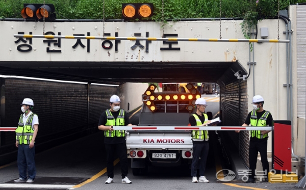 오송 궁평지하차도참사로 지하차도 차단시스템에 대한 중요성이 드러나고 있는 가운데 17일 오후 안양시 만안구 청원지하차도에서 구청 관계자들이 행안부 시스템과 연계한 지하차도 침수위험 자동차단시스템을 점검하고 있다. 노민규 기자