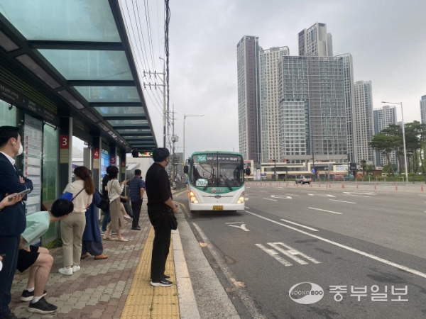 25일 오전 6시 30분께 출근을 하기 위해 승객들이 걸포북변역에서 버스를 기다리고 있다. 박연수인턴기자