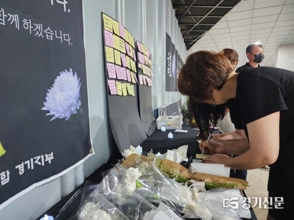 ▲ 25일 서울 서이초등학교 교사 극단적선택에 전국교직원노동조합 경기지부가 조성한 추모공간. (사진=박진석 기자)