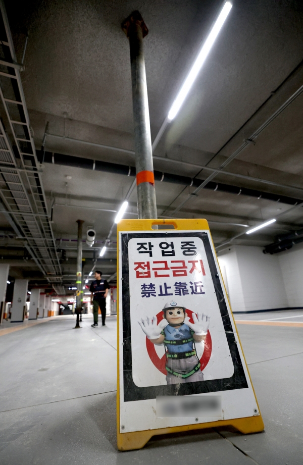 ▲ 국토교통부가 지하주차장 철근을 빠뜨린 한국토지주택공사(LH) 아파트를 공개한 가운데 1일 오전 오산시 청학동 세교2 A6블록 아파트 주차장에 보강 작업을 위한 잭 서포트(기둥 가설재)가 설치돼 있다. /김철빈 기자