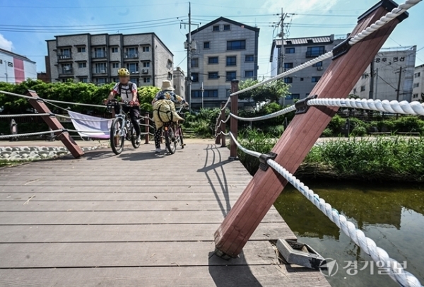 2일 오전 수원특례시 권선구 권선동 세류대교 앞 수원천 나무다리 안전난간이 데크 바닥과 분리돼 있다. /조주현 기자