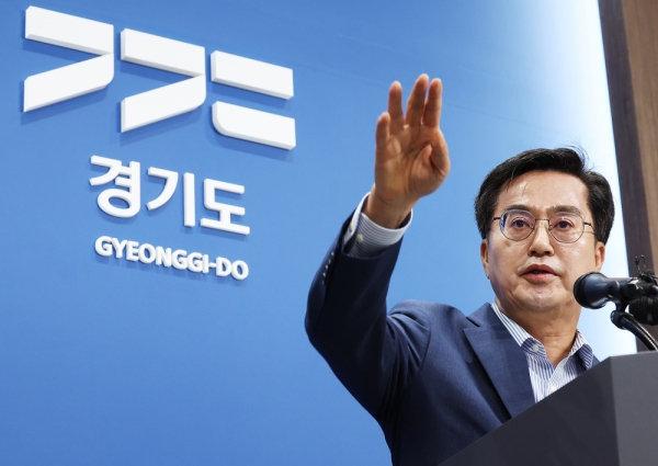 김동연 경기도지사가 3일 오전 경기도청에서 서울-양평 고속도로 사업 관련 입장을 발표한 뒤 취재진 질문에 답하고 있다. /연합뉴스