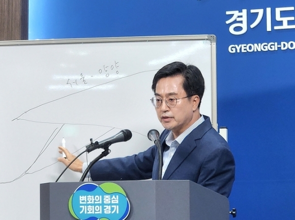 3일 오전 경기도청 브리핑룸에서 김동연 경기도지사가 서울-양평 고속도로 사업 관련 입장을 발표하고 있다. /사진=이유림 기자