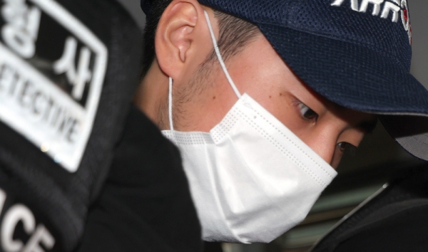 ▲ '분당 흉기 난동' 사건 피의자 최원종(22)이 5일 성남시 중원구 수원지방법원 성남지원에서 열린 구속 전 피의자 신문(영장실질심사)를 마치고 경찰 호송차를 타고 구치소로 향하고 있다. 이 사건으로 치료를 받던 60대 여성 한명이 숨지고,13명이 중경상을 입었다.▶관련기사 6면 /김철빈 기자