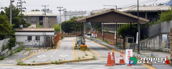 '주한미군 공여구역주변지역 등 발전종합계획'이 1년에 한 번 수립·변경되는 탓에 미군이 주둔하다가 반환한 경기도 내 공여지 개발이 지연되고 있다. 사진은 최근 물류단지에서 문화 공원으로 개발 계획 변경을 추진하고 있지만 처리되지 않아 방치돼 있는 의정부시 캠프 레드클라우드(CRC). 2023.8.27 /이지훈기자