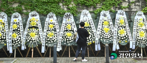 지난 3일 용인시 한 고등학교의 60대 교사가 극단적 선택을 해 숨진 채 발견됐다. 4일 오후 용인시의 한 고등학교 앞에 마련된 추모공간에서 시민들이 교사를 추모하는 화환들이 늘어서 있다. 2023.9.4 /최은성기자