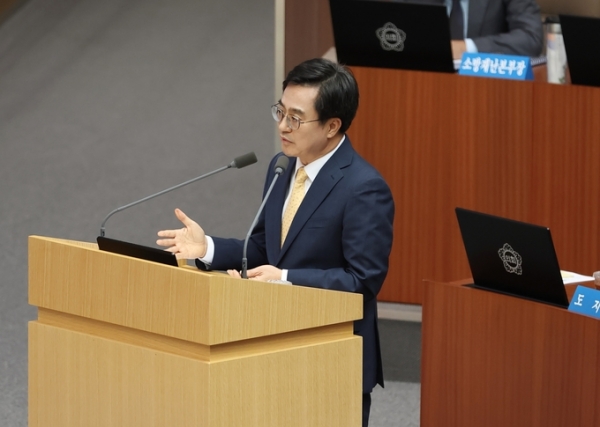 ▲ 6일 오후 김동연 경기도지사가 제371회 임시회 제2차 본회의에서 도정과 교육행정에 관한 질문에 답변을 하고 있다. (사진=경기도 제공)