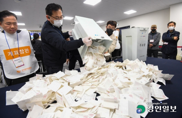 사진은 수원시 팔달구선거관리위원회 개표실에서 개표원들이 제3회 전국동시조합장선거 개표작업을 하고 있는 모습. /경인일보DB