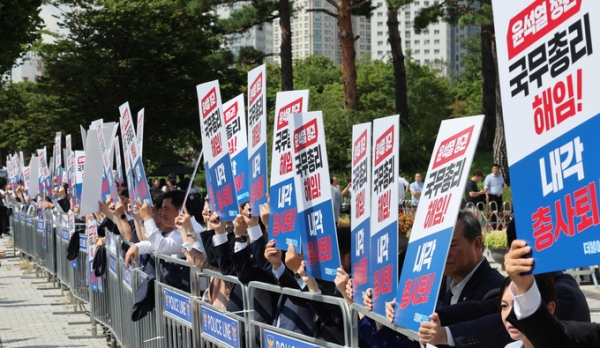 ▲ 더불어민주당 의원들이 18일 용산 대통령실 앞에서 윤석열 정권 국정 전면 쇄신 및 국무총리 해임·내각 총사퇴를 촉구하는 인간띠 잇기 피켓시위 중이다. (사진=연합뉴스)