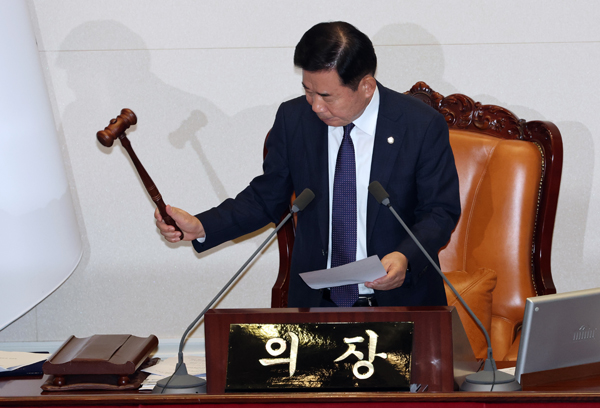 21일 국회 본회의에서 김진표 의장이 더불어민주당 이재명 대표의 체포동의안 가결을 선포하고 있다./연합뉴스