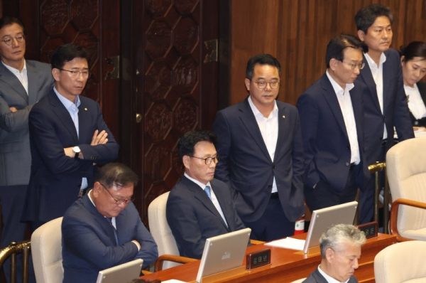박광온 원내대표 등 더불어민주당 의원들이 21일 국회 본회의장에서 이재명 대표 체포동의안이 가결되자 어두운 표정을 짓고 있다. 이날 열린 제41회 국회(정기회) 제8차 본회의에서 표결된 이재명 대표 체포동의안은 찬성 149표, 반대 136표로 가결됐다. 2023.9.21 /연합뉴스