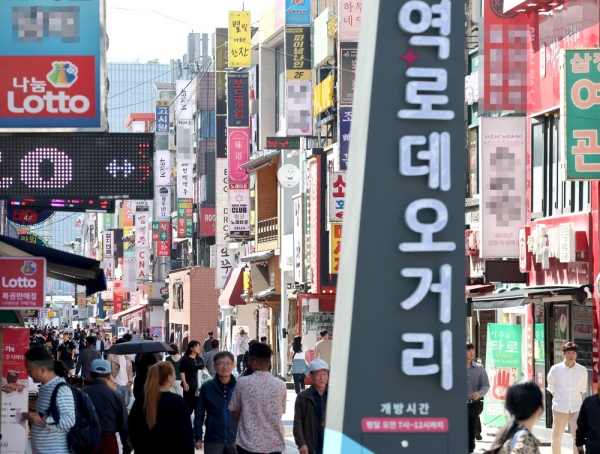 ▲ 한글날을 앞둔 5일 오전 수원역 앞에 로데오거리에 우리말 간판과 외래어로 쓰인 간판이 뒤섞여 가득 메우고 있다. /김철빈 기자