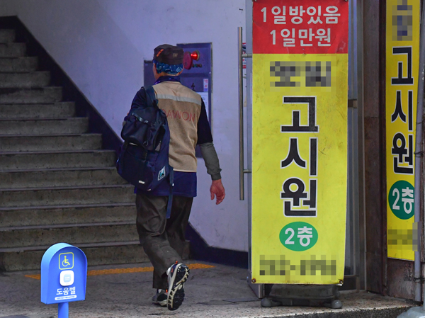 19일 한 시민이 수원특례시에 있는 낡은 고시원으로 들어간다. 전광현 기자