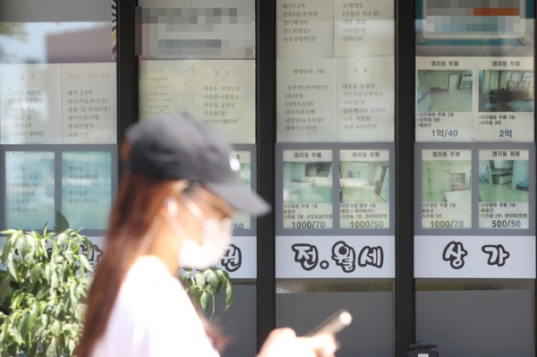 한 청년이 전·월세 입주자를 구하는 부동산 앞을 지나가고 있다. (사진=연합뉴스 제공)