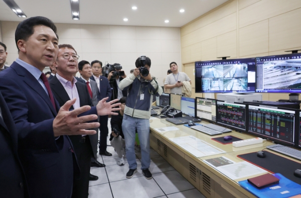 ▲ 김기현 국민의힘 대표가 30일 김포골드라인을 관리하는 김포한강차량기지를 방문, 관제실을 둘러보고 있다. (사진=연합뉴스)
