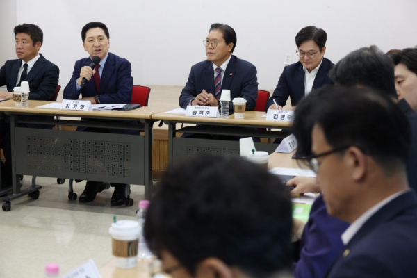 국민의힘 김기현 대표가 30일 김포골드라인을 관리하는 김포한강차량기지에서 연 수도권 신도시 교통대책 마련 간담회에서 발언을 하고 있다. 2023.10.30 /연합뉴스