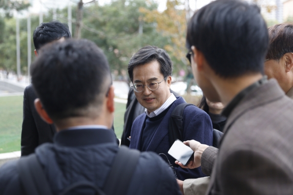 ▲ 1일 중국을 방문 중인 김동연 경기도지사는 김포시의 서울 편입에 대한 동행기자단 질문에 “선거 전략으로 내세우는 것이라면 자충수가 될 것”이라고 비판했다. 사진은 이날 오전 중국 콘레드호텔에서 언론 브리핑을 하는 모습. (사진=경기도 제공)