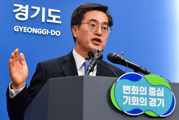 김동연 경기지사가 6일 도청 브리핑룸에서 연 ‘2024년도 본예산 관련 기자회견’에서 질문에 답을 한다. 전광현 기자