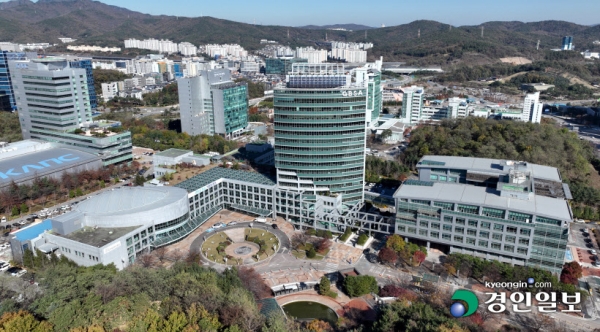 경기도 공공기관 이전 정책이 발표 이후 4년이 지난 현재까지 효율성 논란을 겪고 있다. 경기도경제과학진흥원의 경우 이전을 촉구하는 해당 지역 정치권과 경기북도 추진 과정을 지켜봐야 한다는 기관의 입장 문제가 부딪히기도 했다. 경기도경제과학진흥원 전경. /임열수기자