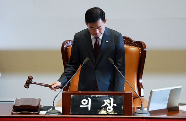 지난 9일 국회에서 열린 본회의에서 김진표 국회의장이 의사봉을 두드리고 있다. /연합뉴스