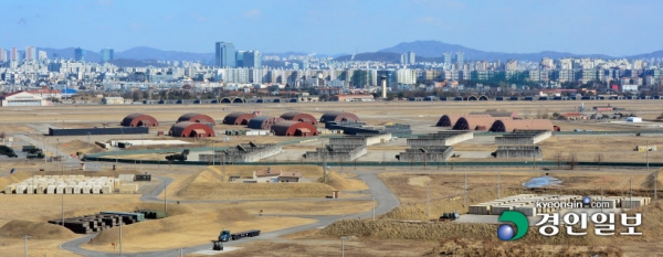 수원 군 공항 이전 및 경기 남부통합국제공항 설립을 위한 특별법이 국회에 제출되면서 '수원 군공항'을 민·군 통합공항 형태로 옮기기 위한 특별법 제정이 본격 추진될 예정이다. 국방부는 지난 2017년 2월 화성시 화옹지구를 수원 군 공항 예비 이전 후보지로 발표했는데, 화옹지구에 민간과 군이 함께 사용할 수 있는 경기남부 통합 국제공항을 건설하자는 취지의 법안이다. 사진은 수원 군 공항. /경인일보DB