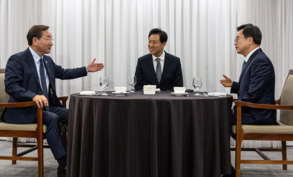 유정복 인천시장(왼쪽부터)과 오세훈 서울시장, 김동연 경기도지사가 16일 오후 서울 중구 프레스센터에서 '김포시의 서울시 편입' 등 수도권 현안을 논의하기 위해 회동하고 있다. 2023.11.16 /이지훈기자