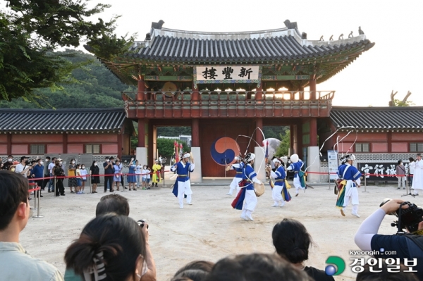 수원 문화재 야행 기간 중 신풍루 앞에서 풍물 공연이 진행되고 있는 모습. /수원시 제공