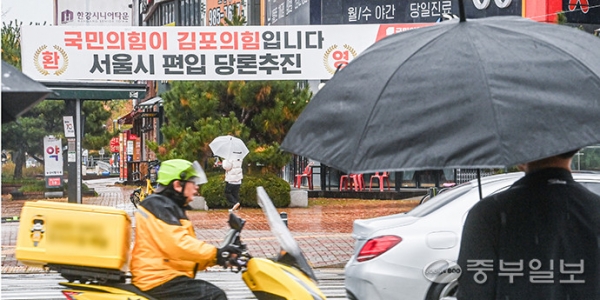 국민의힘에서 김포시를 서울로 편입하는 안을 추진하여 김포 시민들의 갑론을박이 이어지는 가운데 지난 5일 오전 김포시 시내에 '서울시 편입 당론추진'이라는 내용의 현수막이 걸려 있다. 임채운기자