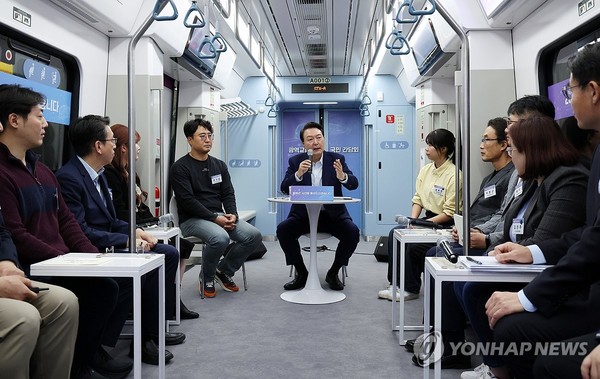 윤석열 대통령이 지난달 6일 오후 경기도 화성시 동탄역 GTX-A 열차 내에서 열린 광역교통 국민간담회에서 발언하고 있다. 사진=대통령실통신사진기자단