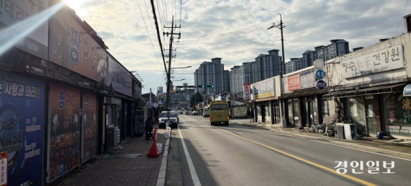 인구 감소에 따른 군 병력 감소로 전방부대 신병교육대가 하나둘 해체를 앞두고 있어 해당 지역 상권침체 우려가 커지고 있다. 사진은 지난 13일 육군1사단 신병교육대가 위치한 파주시 문산읍 일대. /김산기자