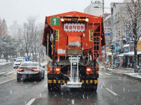 ▲ 지난 16일 대설주의보가 내린 수원에서 제설 차량이 제설작업을 진행하는 모습. (사진=연합뉴스 제공)