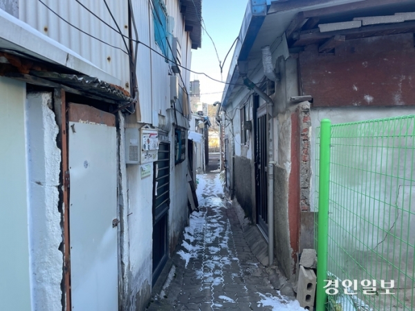 한파 취약계층이 한파를 피할 수 있는 ‘한파쉼터’는 이들과 너무 먼 곳에 자리하고 있다. 사진은 인계동의 한 노후주택 밀집지역. /이영지 기자