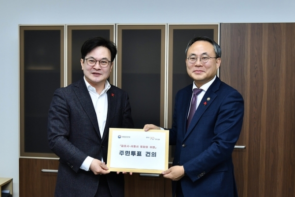 김병수 김포시장이 지난 20일 행정안전부를 찾아 고기동 행정안전부 차관에게김포시-서울시 통합을 위한 주민투표 건의문을 전달하고 있다. /사진=김포시 제공