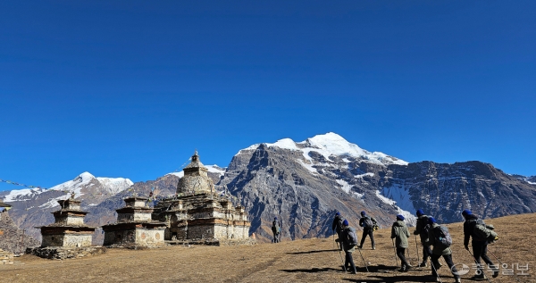 중부일보 ‘2023 Expedition East of Annapurna’가 국내 청소년 히말라야 탐험대로는 처음으로 네팔 나르푸 계곡 탐험에 성공했다. 탐험대원들이 지난달 28일 해발 4천110m에 위치한 나르 마을로 향하고 있다. 사진=김종화 기자