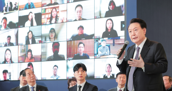 윤석열 대통령이 4일 용인특례시 중소기업인력개발원에서 ‘국민과 대통령이 함께하는 민생토론회’ 형식으로 열린 기획재정부의 2024년 신년 업무보고에서 발언하고 있다. 대통령실 제공