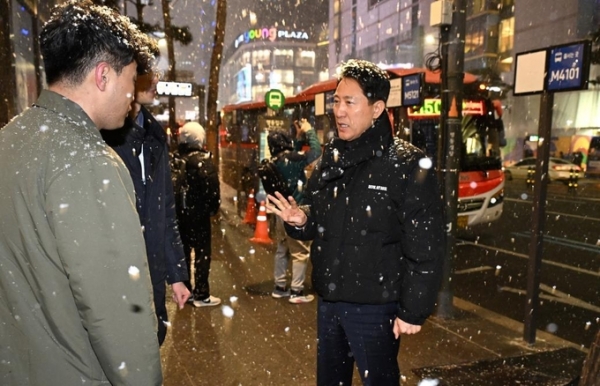 ▲ 6일 오후 오세훈 서울시장이 퇴근길 혼잡으로 시가 긴급 대책을 마련해 운영 중인 ‘명동입구 광역버스 정류소’를 찾아 현장을 점검하고 있다. (사진=서울시 제공)