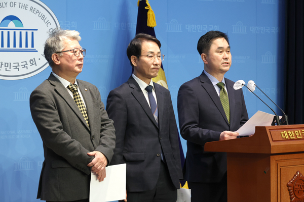 더불어민주당 비이재명계 모임인 '원칙과 상식' 이원욱, 김종민, 조응천 의원 등이 10일 국회에서 탈당 기자회견을 하고 있다./연합뉴스