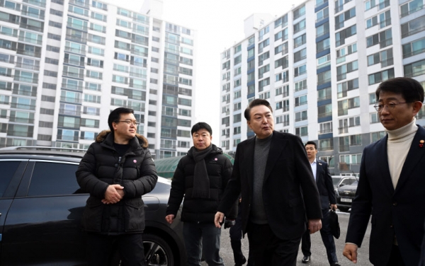 윤석열 대통령이 10일 고양시 일산동구 백송마을 5단지를 방문해 박상우 국토교통부 장관, 입주자 대표, 재건축추진준비위원회 대표 등 주민들과 함께 아파트 단지를 둘러보고 있다. 2024.1.10 /대통령실 제공