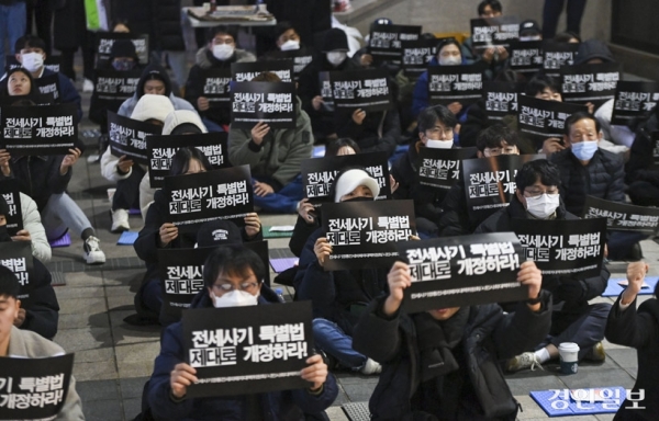 수원역 광장에서 전세사기·깡통전세 피해자 수원화성대책위원회 관계자들이 집회를 열고 전세사기 특별법 개정을 촉구하고 있다. /경인일보DB