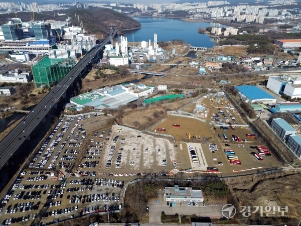 ‘난개발 방지’를 이유로 경기도가 규제 중심의 지방산업단지계획 심의 정책을 적용하면서 일선 시·군이 산업단지 조성 및 대규모 투자 유치에 어려움을 겪고 있다. 사진은 경기도로부터 심의 ‘재검토’ 판정을 받아 계획이 지연된 용인특례시 기흥 미래도시첨단산업단지 부지. 조주현기자