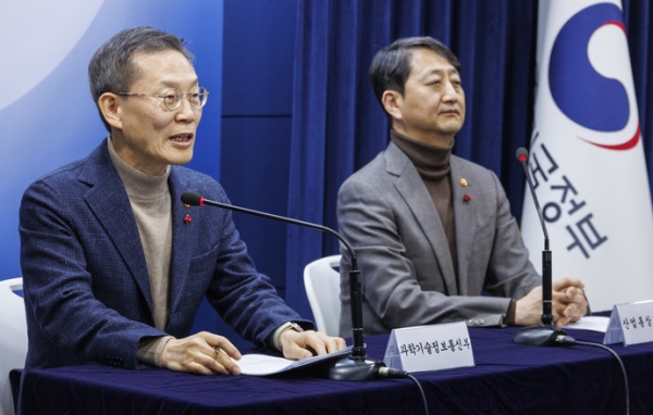 이종호 과학기술정보통신부 장관(왼쪽)과 안덕근 산업통상자원부 장관이 15일 오후 서울 종로구 정부서울청사에서 '국민과 함께하는 민생토론회' 반도체 부문 결과를 발표하고 있다. 사진=연합뉴스