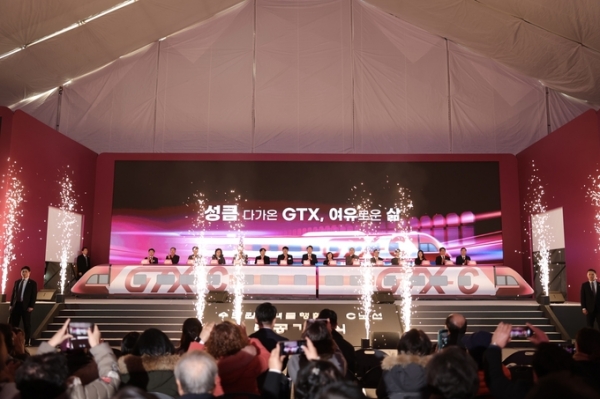 ▲ 25일 경기도 의정부시청 다목적체육관에서 열린 GTX-C 착공기념식에서 김동연 경기도지사, 윤석열 대통령, 박상우 국토부 장관, 오세훈 서울시장, 김동근 의정부시장 등 참석자들이 GTX-C 착공 세리머니를 하고 있다. (사진=대통령실 제공)