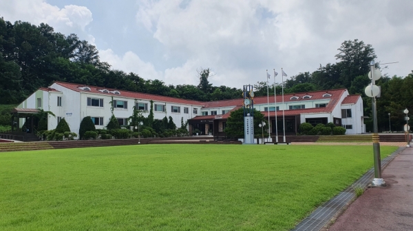 ▲ 용인시 기흥구 용구대로 2311 일대에 있는 건물의 모습. 여기선 1969년 강제 수용 이후 인권 유린을 당하던 여성들이 방화까지 저지르다 수십명이 질식사하는 등 참사가 벌어졌었다. 이 때문에 이 일대엔 당시 여성들을 기리는 위령비까지 세워졌다. 현재 이 곳은 경기도일자리재단이 남부사업본부로 활용 중이다. /사진제공=경기도일자리재단